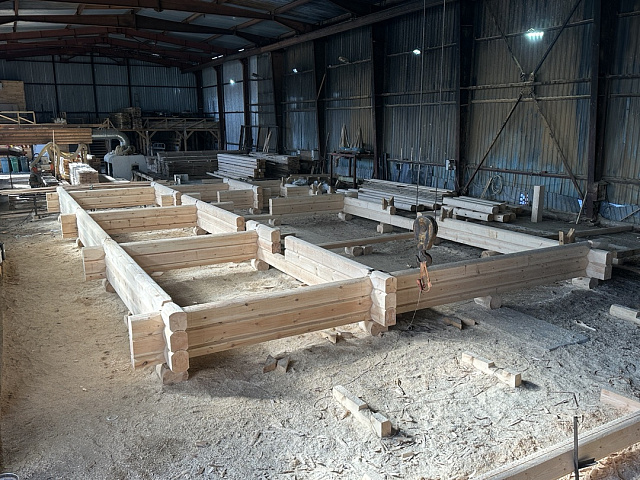 Рубка дома из лафета 220×300 мм в норвежский замок. Большой проект 18×12 м на производстве Шувое